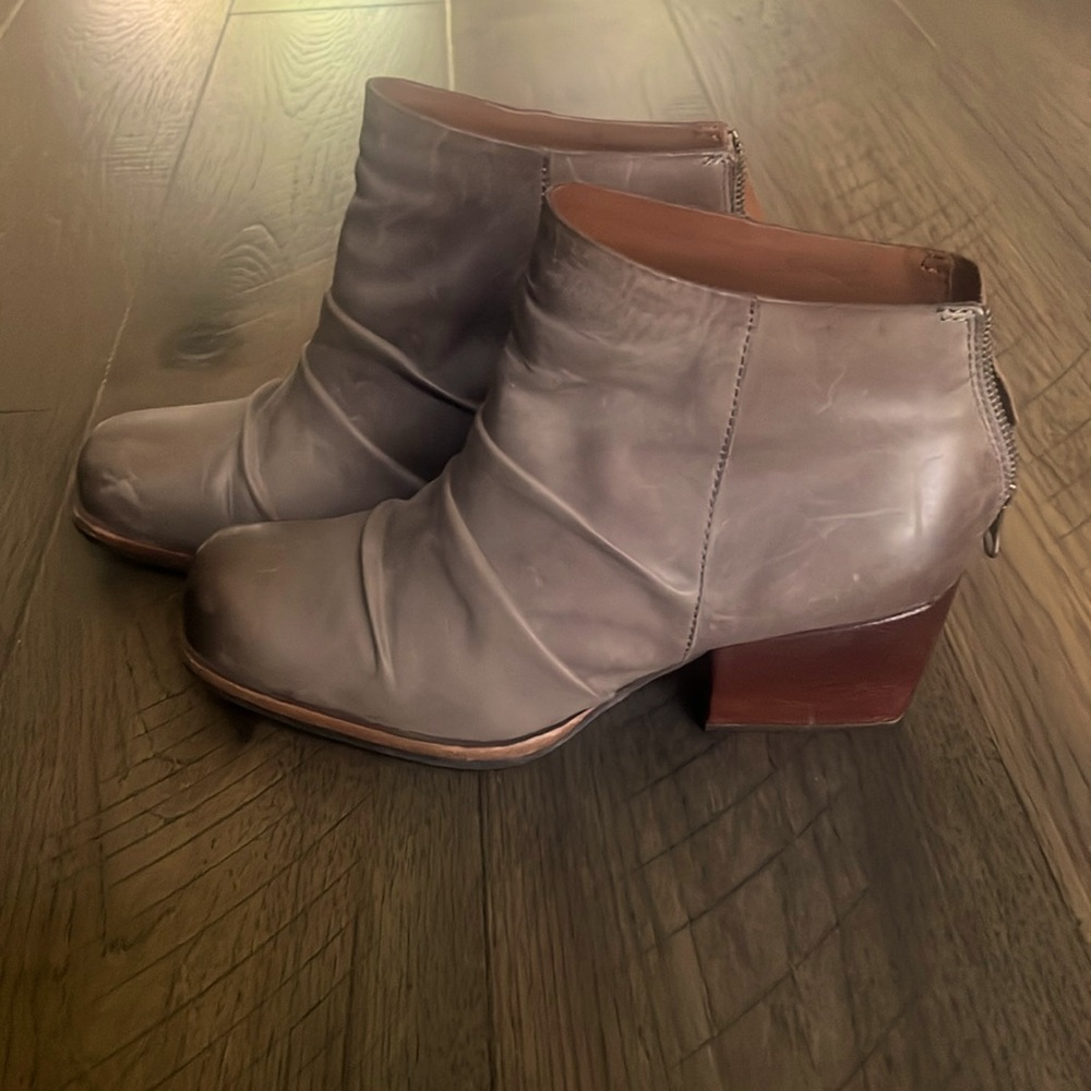 Kork-Ease size 8 taupe short boots